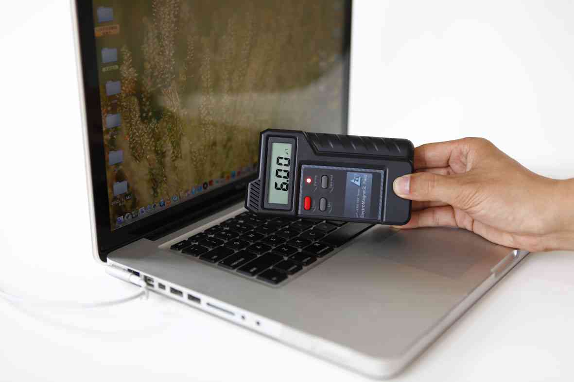 LZT-1000 電磁輻射測試儀，電磁場強(qiáng)度檢測儀檢測筆記本電腦電磁輻射