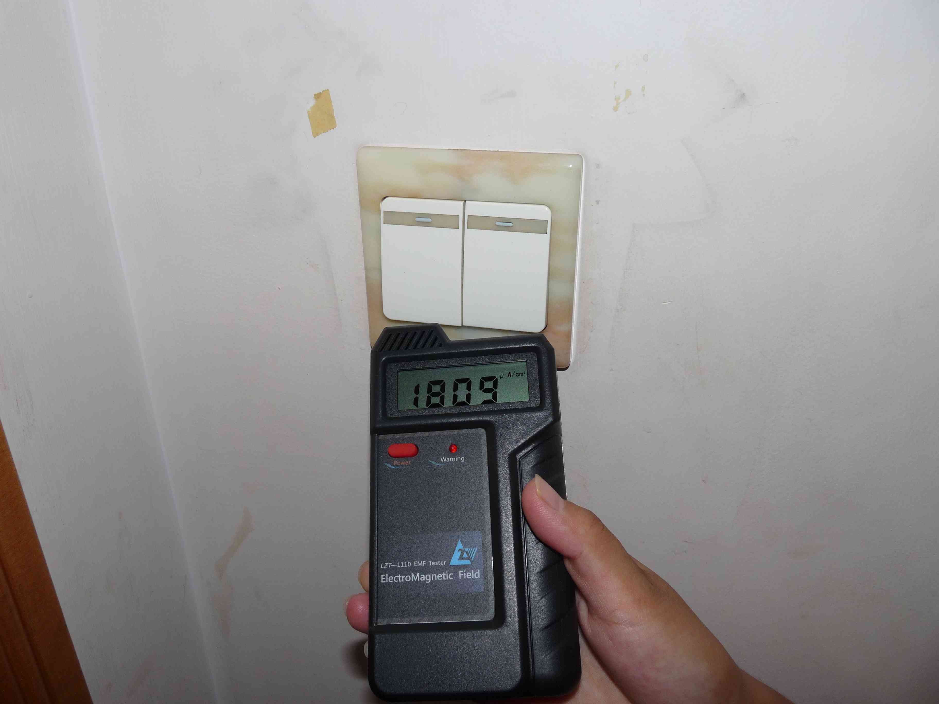 LZT-1110 電磁輻射測(cè)試儀測(cè)量開(kāi)關(guān)電磁輻射數(shù)值