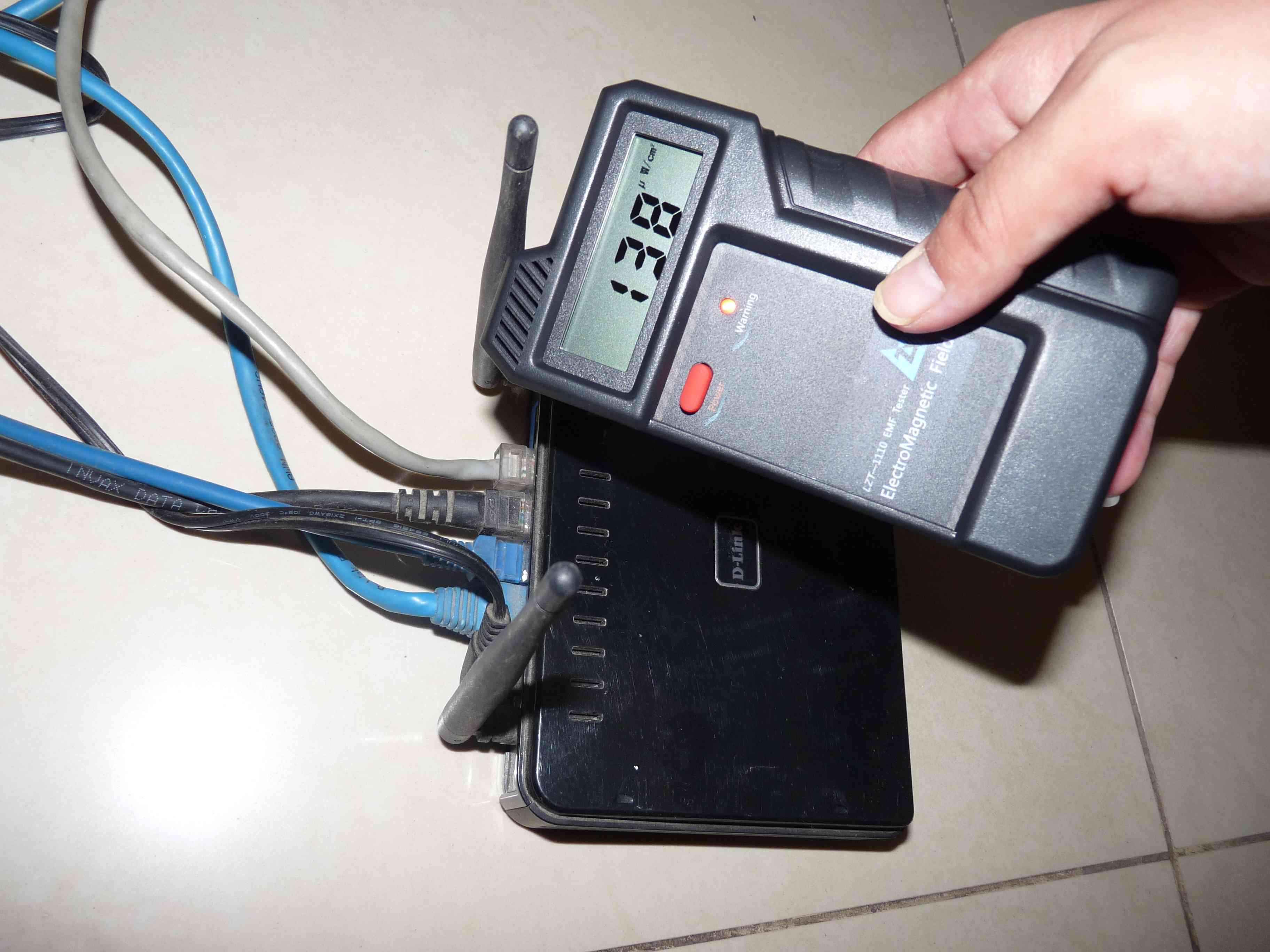 LZT-1110 電磁輻射測(cè)試儀測(cè)量路由器電磁輻射數(shù)值