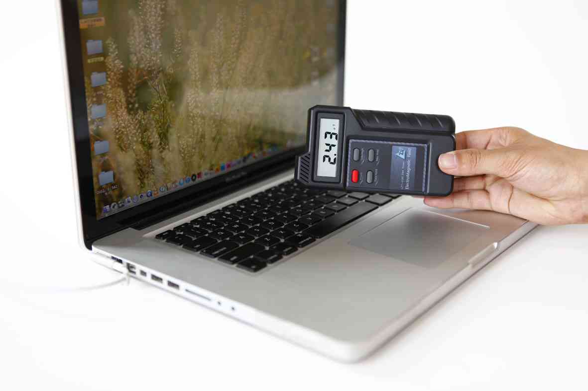 LZT-1160 磁場強度測試儀，高斯計，特斯拉計測量筆記本電腦輻射圖片