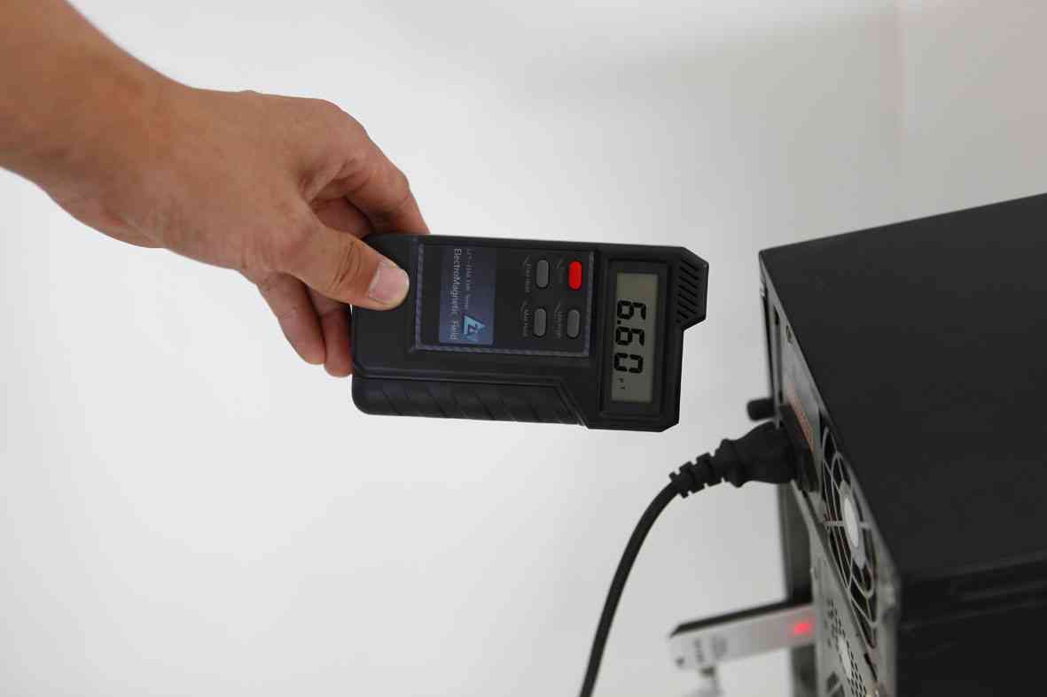 LZT-1160 磁場強度測試儀，高斯計，特斯拉計測試電腦主機輻射圖片